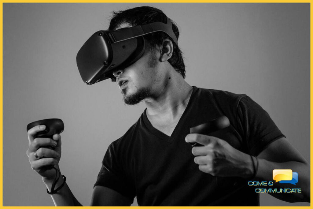 Hombre con un casco de realidad virtual