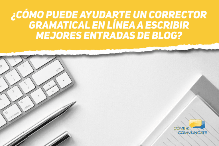 Vista aérea de un teclado. bolígrafos y un bloc de notas