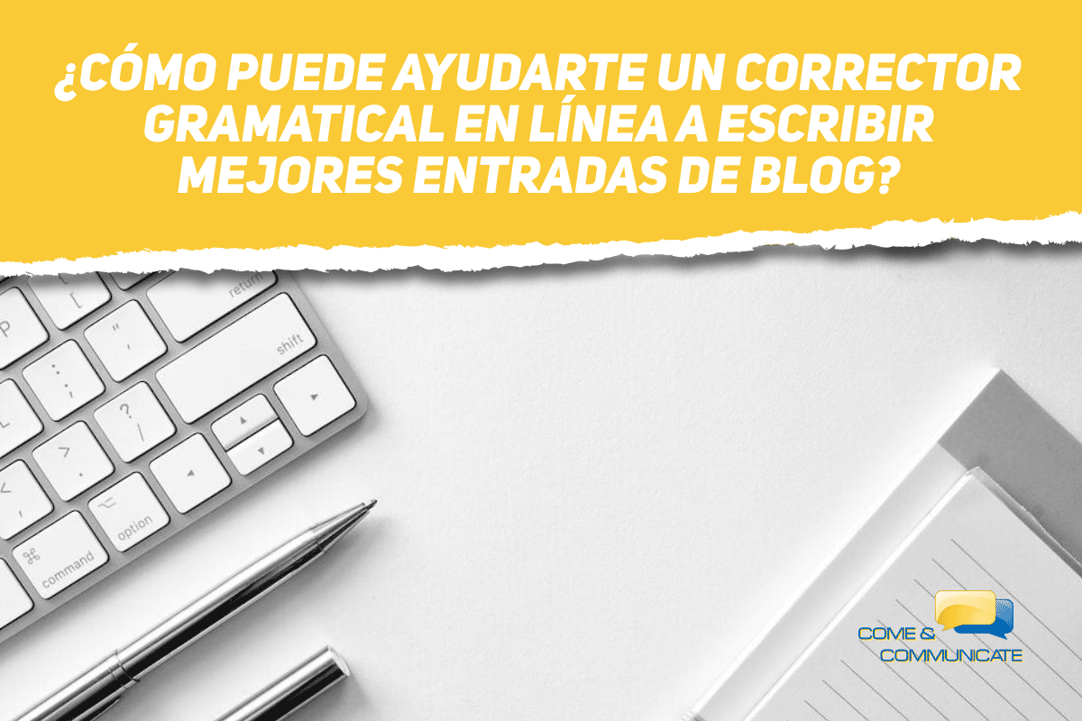 Vista aérea de un teclado. bolígrafos y un bloc de notas