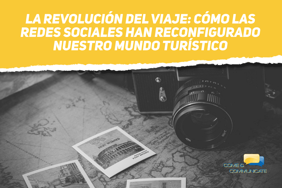 Instant谩neas de viajes junto a una c谩mara de fotos y un mapamundi de fondo