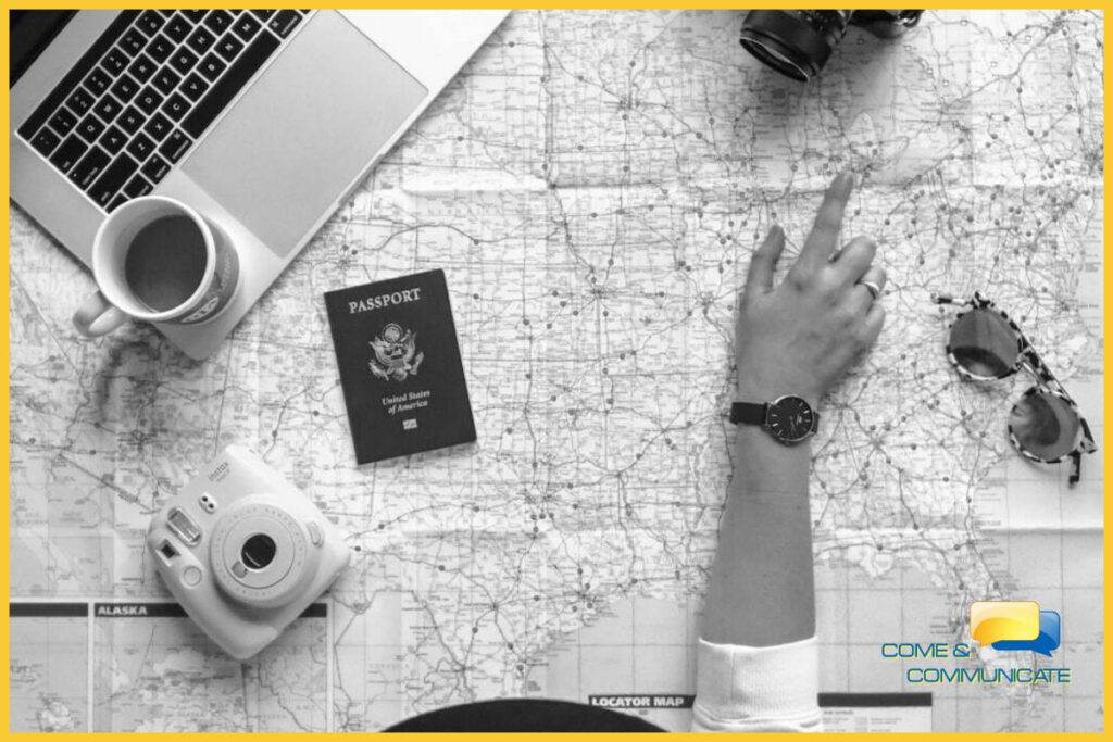 Mano de una mujer se帽alando en un mapa el lugar al que quiere viajar