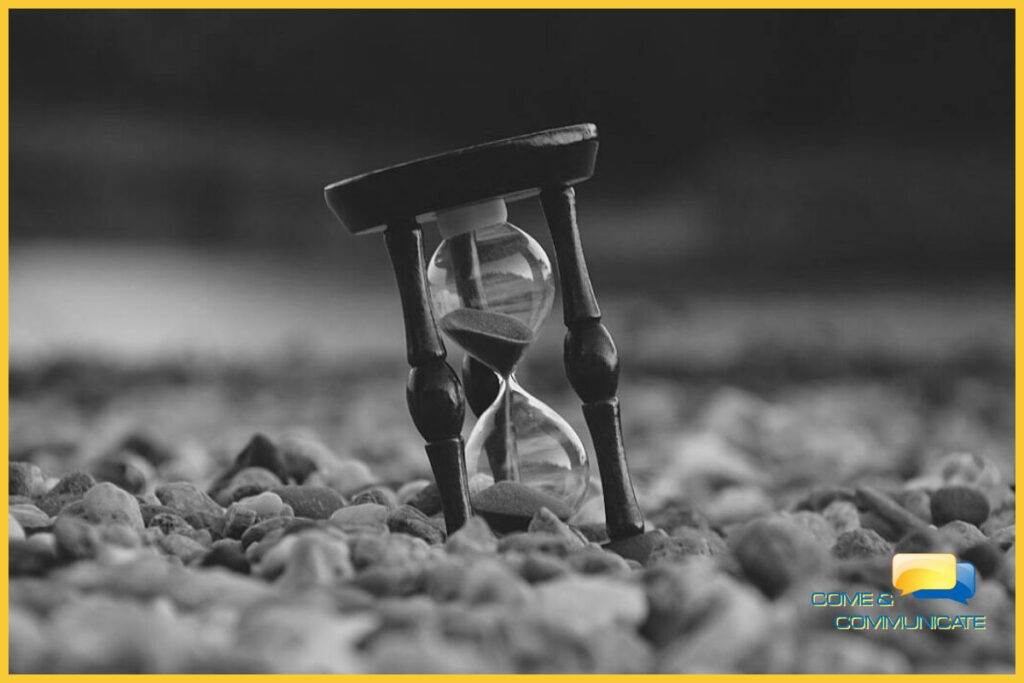 Reloj de arena sobre un lecho de piedras blancas