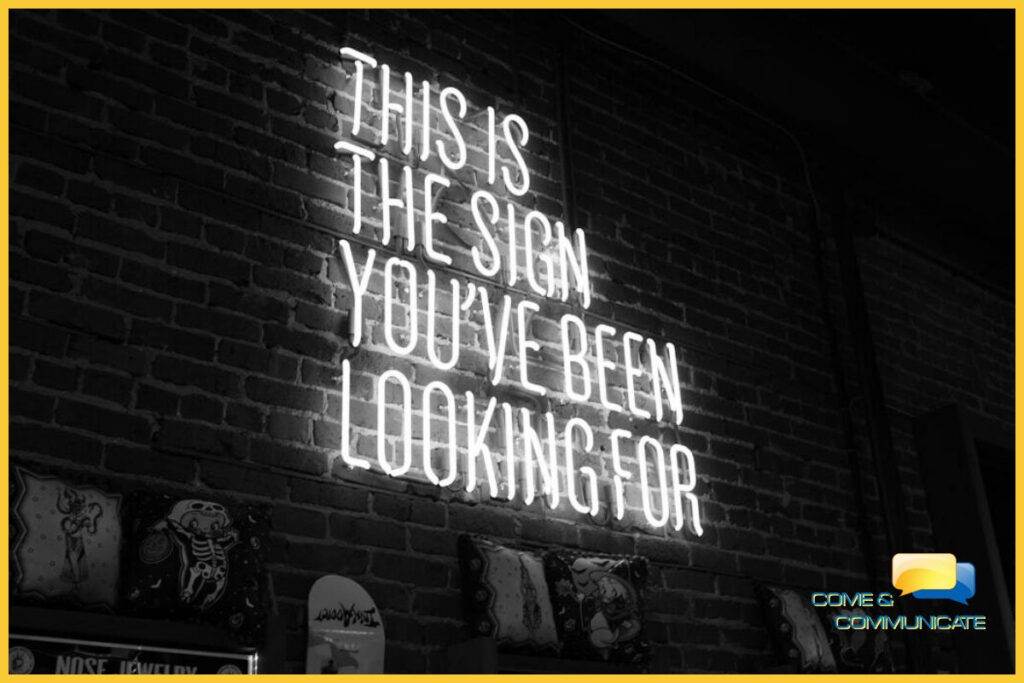 Letrero de neon con la frase: This is the sign you've been looking for