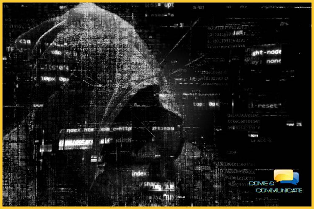 Sombra de hacker con fragmentos de código sobreimpresionados de fondo
