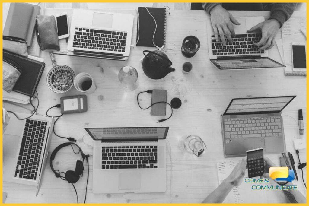 Vista área de equipo de trabajo para crear engagement con contenido