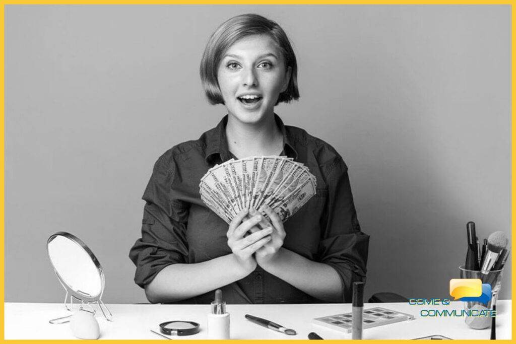 Influencer con un montón de billetes en la mano haciendo acciones de Marketing de Influencia