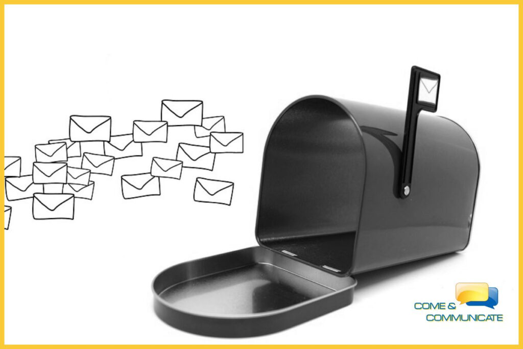 Buzón de correos abierto recibiendo la entrada varios sobres dibujados simulando emails