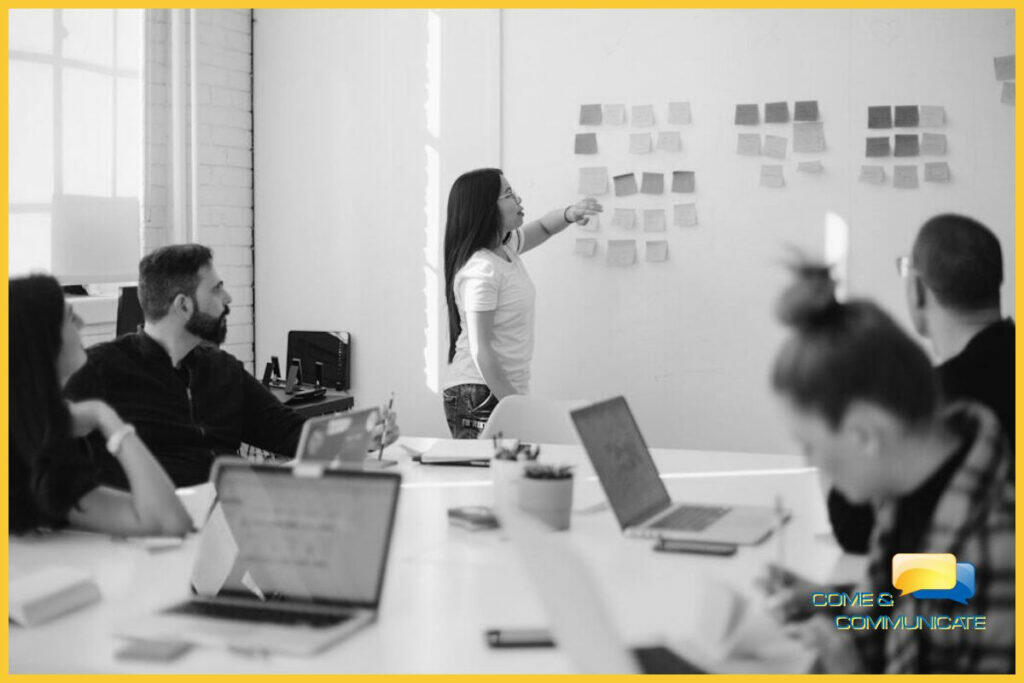 Equipo de marketing planificando la segmentación en email marketing de una campaña