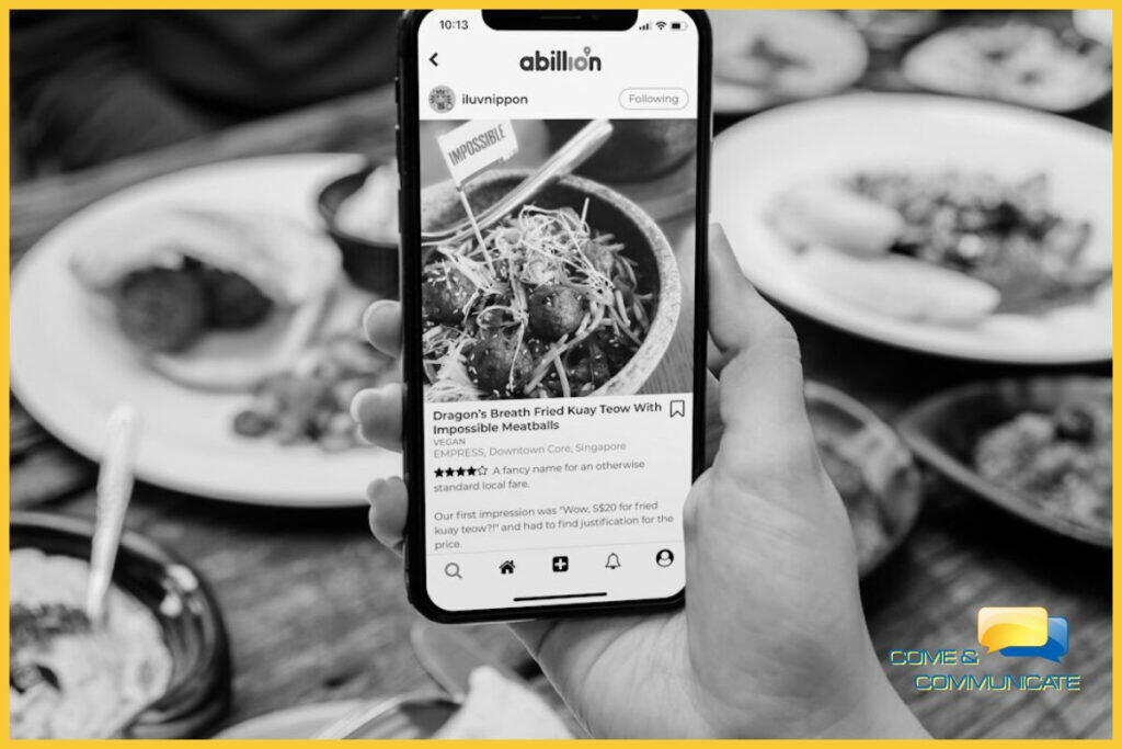 Un cliente dejando una Reseña Online de su visita a un restaurante