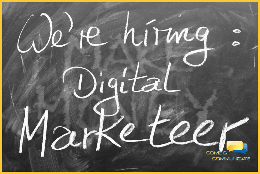 Frase escrita en inglés en una pizarra: Estamos buscando expertos en Marketing Digital.