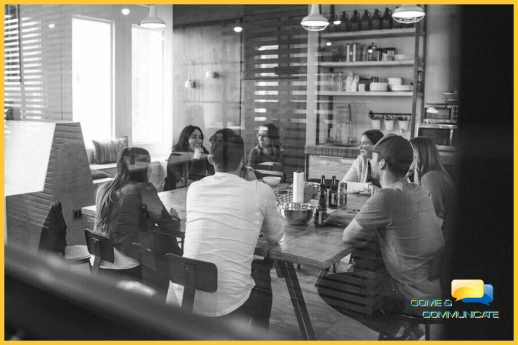 Compañeros de empresa reunidos en una sesión de brainstorming.