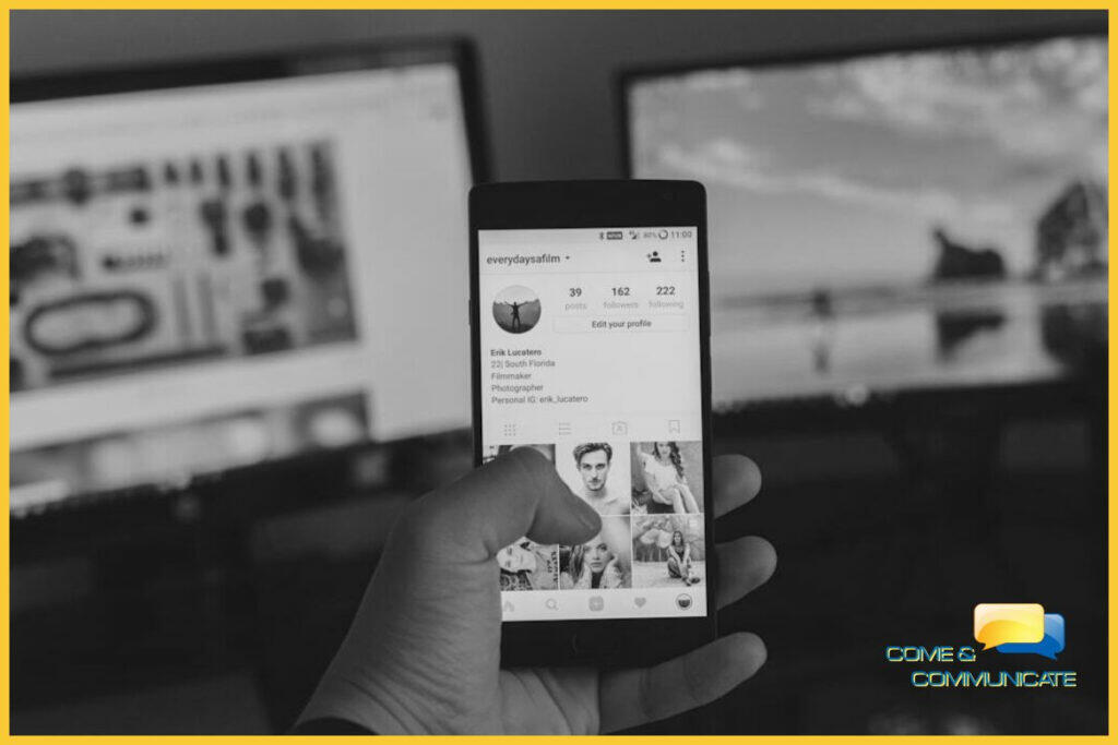 Manos de una persona organizando las publicaciones de la semana en un software de planificación, una herramienta clave para la estrategia de redes sociales.