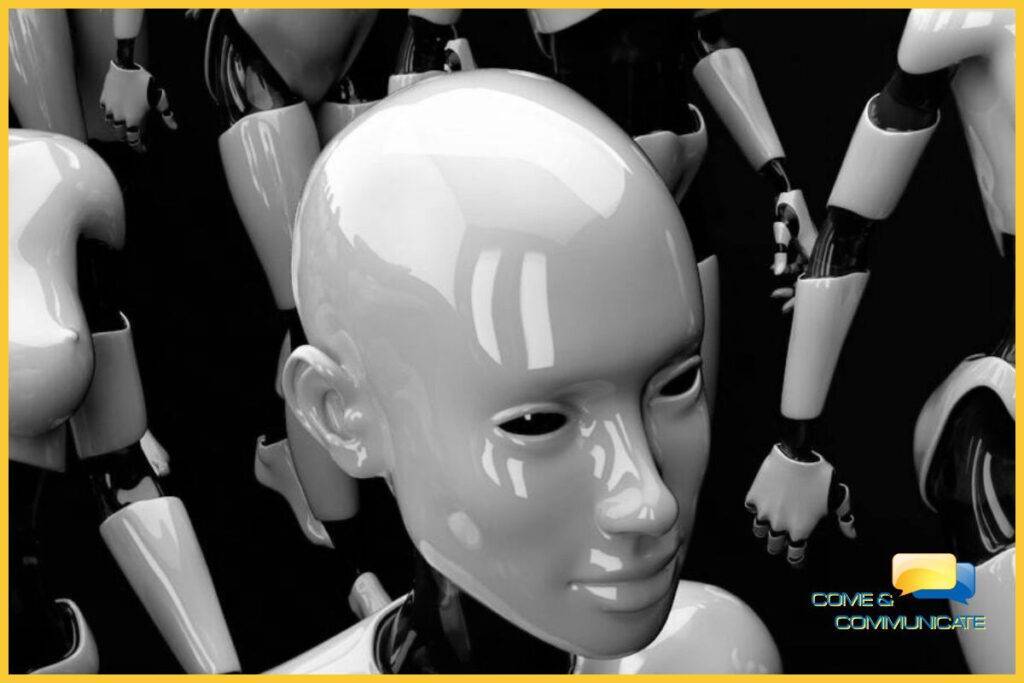 Primer plano de la cara de un robot que está desfilando junto con otros robots de fondo.