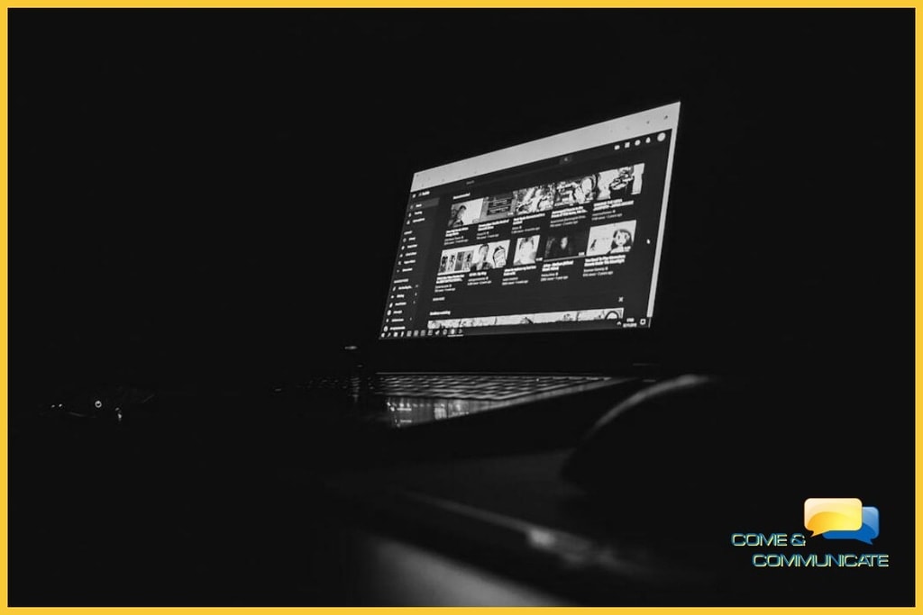 Un ordenador portátil mostrando contenido multimedia en YouTube, utilizado para analizar la competencia y monitorizar los resultados de las estrategias de vídeo SEO implementadas por la agencia Come & Communicate.